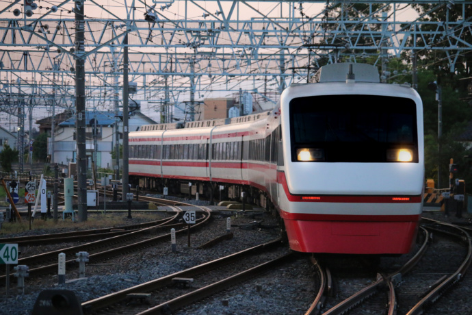 東武鉄道特急列車(りょうもう号)が運行している写真