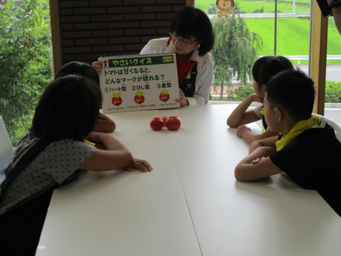 野菜ソムリエが子ども達にクイズを出している