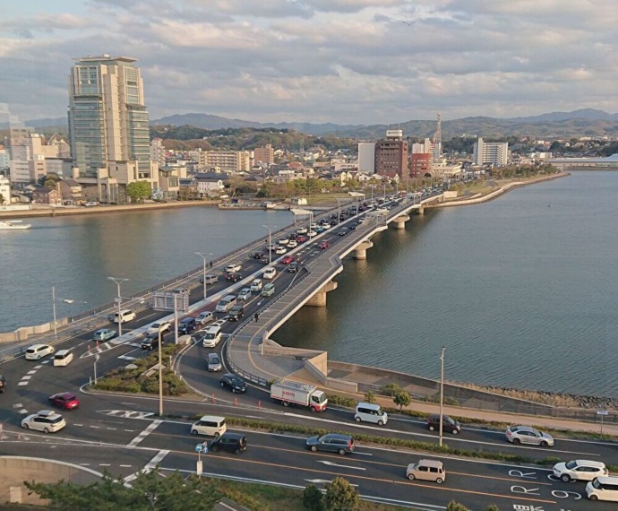 松江市内にある宍道湖大橋