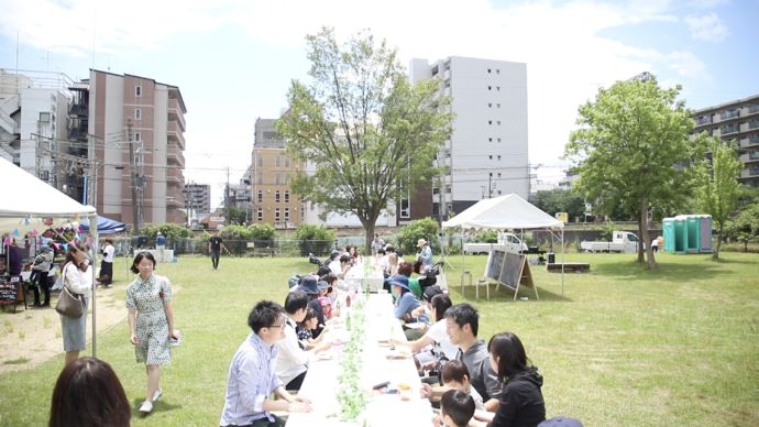 奈良市の公園で開かれた交流イベントの様子