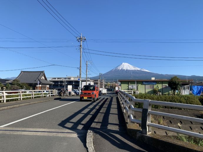 富士市内の道路と、遠くに見える富士山