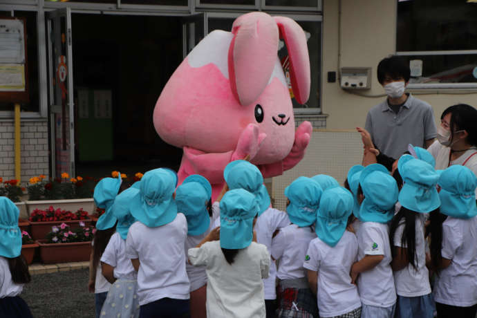 ふじぴょんと遊ぶ富士河口湖町の子どもたち