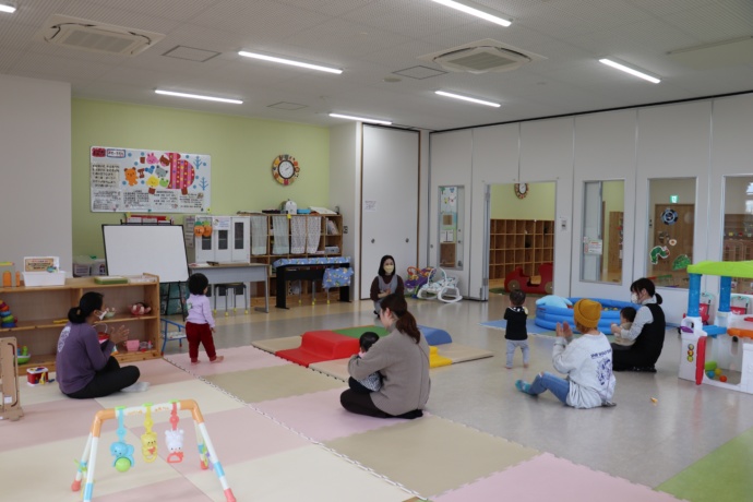 児童センター「ひまわり」で遊ぶ親子たち
