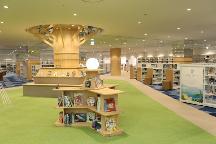 市立図書館の館内風景