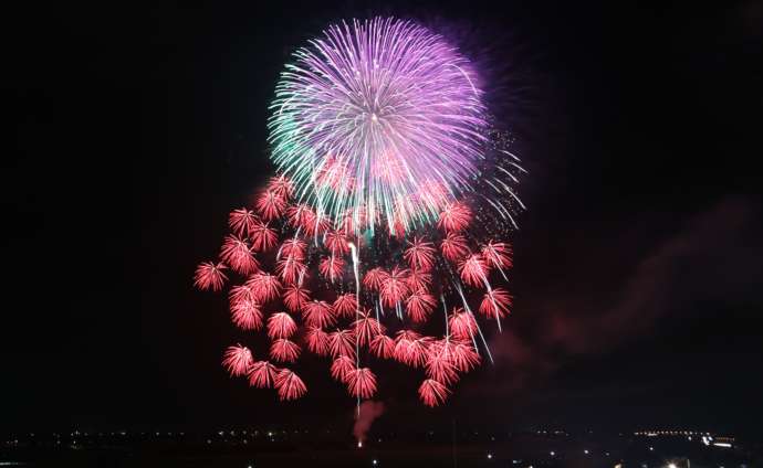 五泉市で開催される五泉ひゃんで花火大会:夜空に浮かぶ花火