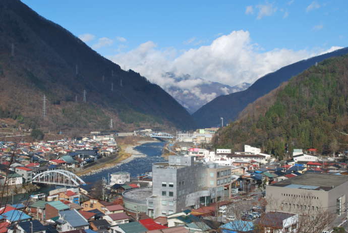 周りを山に囲まれた飛騨の市街地