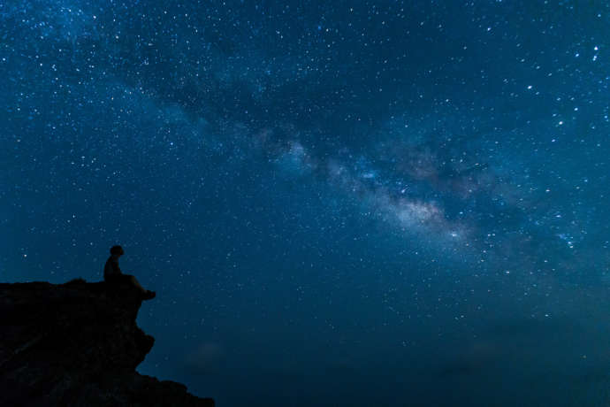 星空を眺める人のシルエット