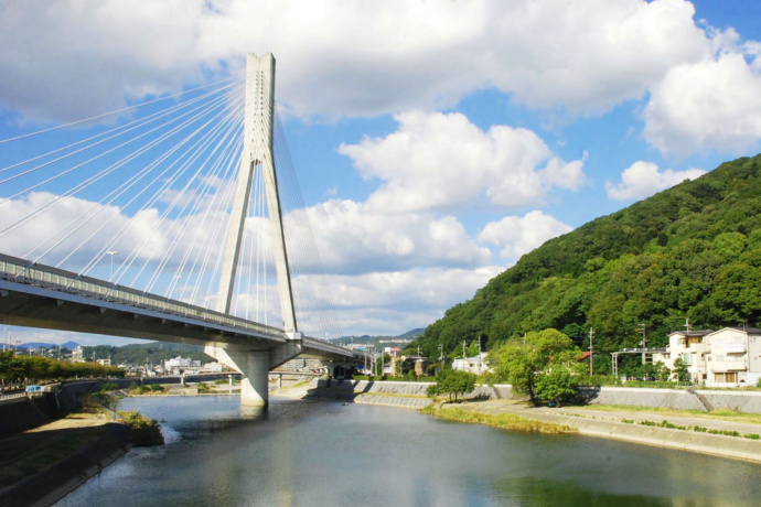 池田城跡公園内の展望休憩舎からの眺め(ビッグハープと五月山)