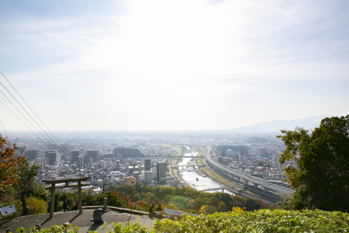 池田城跡公園内の展望休憩舎からの眺め(池田市街地)