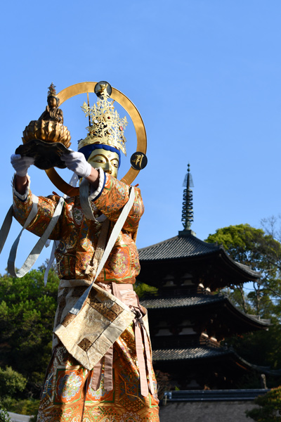 葛城市にある當麻寺 重要文化財「練供養」と国宝「東塔」