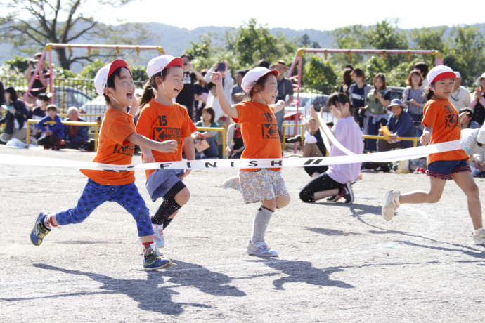 川崎町のこども園運動会でかけっこをする園児