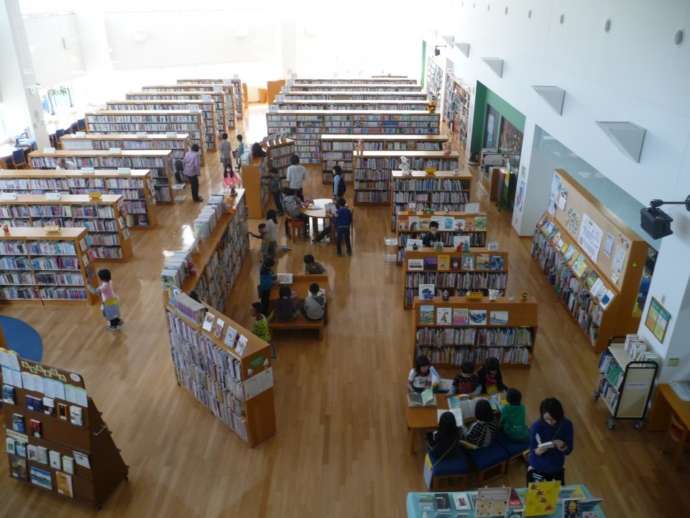 京極町にある図書館京極町生涯学習センター「湧学館(ゆうがくかん)」の外観