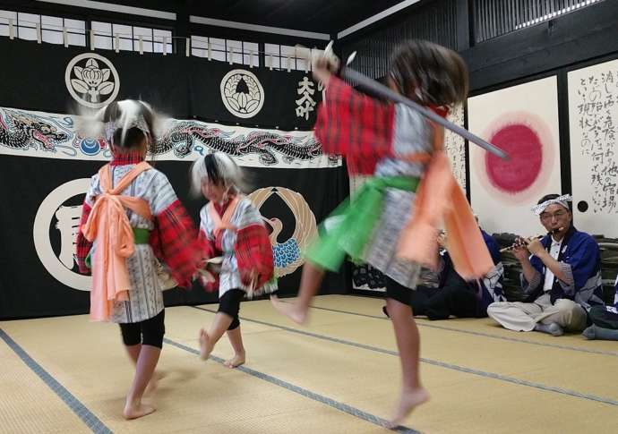 平枝子ども番楽に挑戦している子どもたち