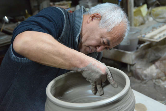 益子焼の制作過程:陶芸をする職人
