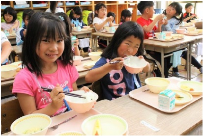 小学校での給食の様子