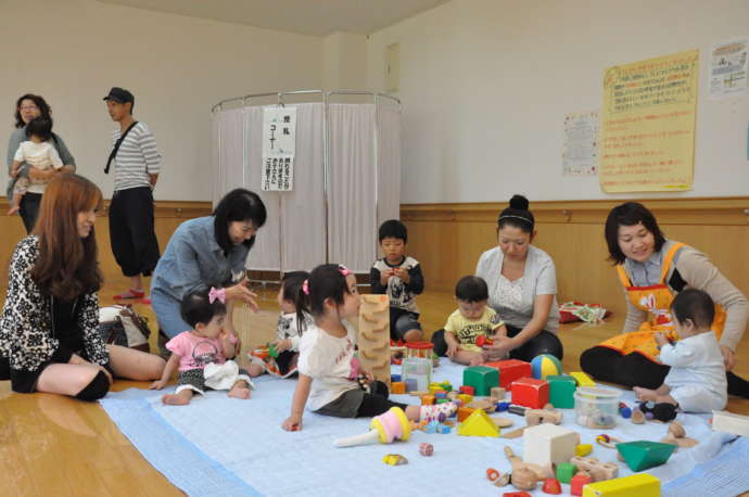 子どもを遊ばせながら、親同士も交流をとる様子
