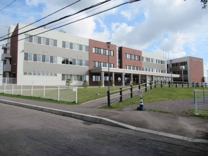平成29年に改築された大中山小学校の外観