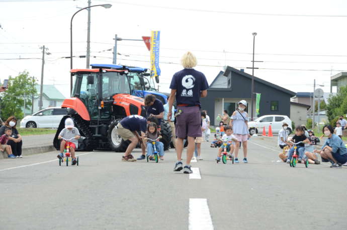 南幌町で開催しているイベント「野祭~YASAI~」の三輪車レースの風景