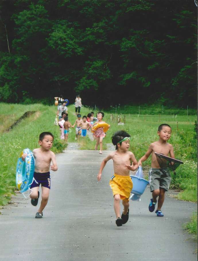 子どもの川遊び