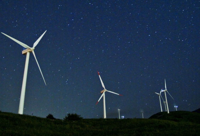 西原村にある阿蘇にしはらウインドファーム（風力発電）の夜の景色