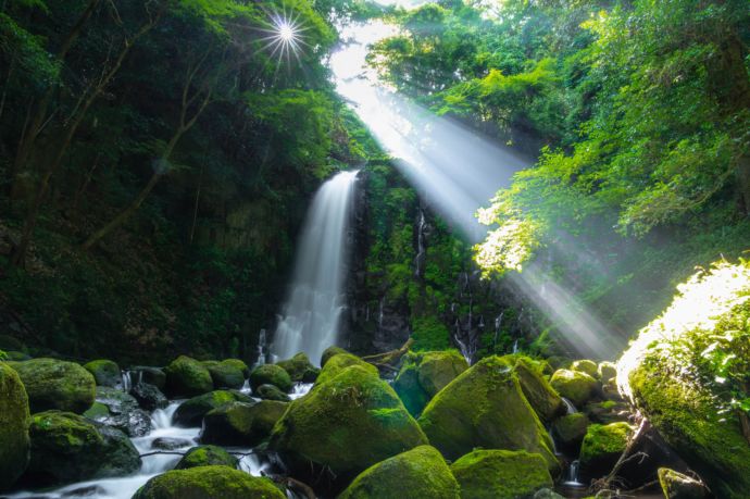 西原村にある白糸の滝