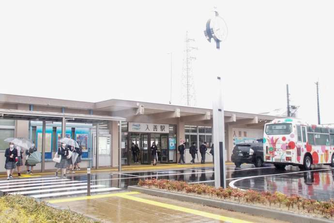 富山県入善町:入善駅前の様子