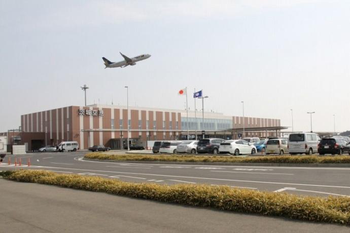 茨城空港の外観と飛行機