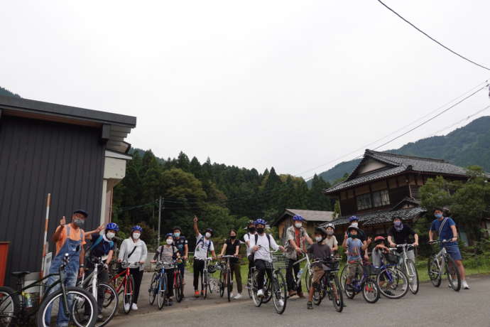 移住者交流会の中で行われたサイクリング体験を楽しむ人々