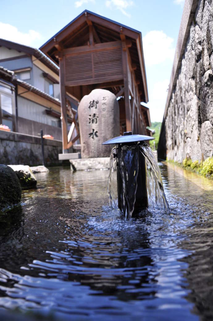 名水百選に選ばれた大野市の「御清水(おしょうず)」