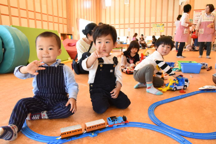 「キッズランド」のおもちゃで遊ぶ子ども達
