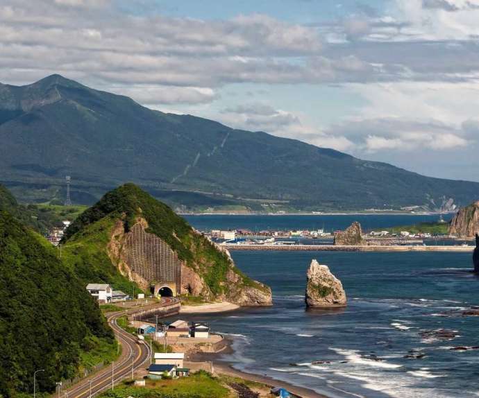 海と山に囲まれた、様似町の風景