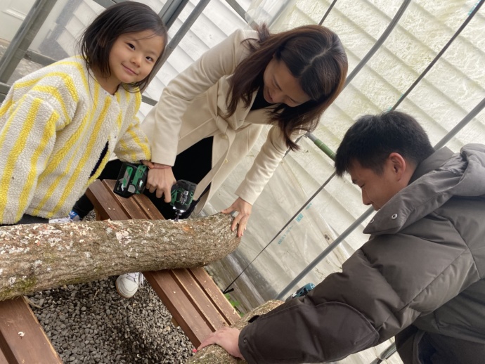 曽於市の移住体験オーダーメイドツアーでしいたけの駒打ちを体験する家族
