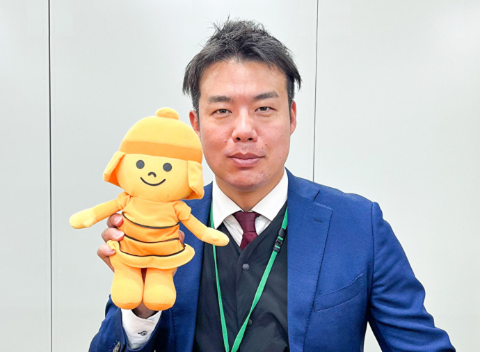 高槻市のPRキャラクターはにたんのぬいぐるみを持つ市役所職員竹内さんの写真
