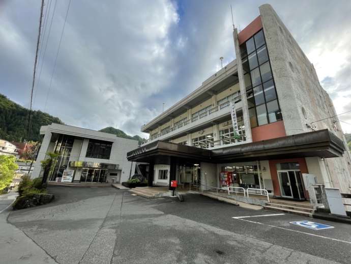 村役場(移住相談窓口)の外観