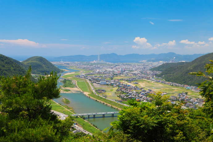 雄鷹台山でトレッキングを楽しむ人々