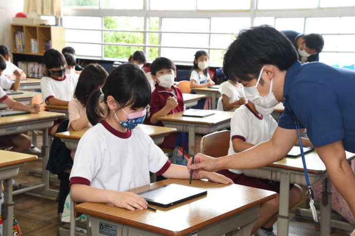津市の小中学校のタブレット授業の様子