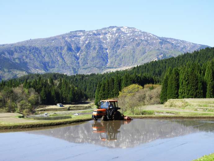 氷ノ山と別宮の棚田の風景