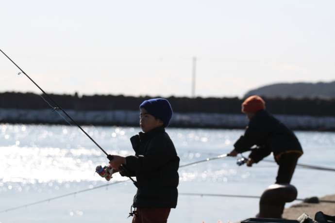 釣りを楽しむ子ども