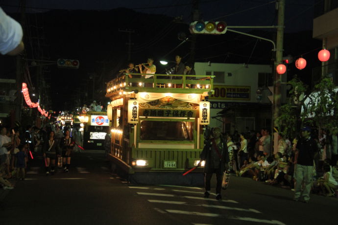 湯河原町のやっさまつり(花車)